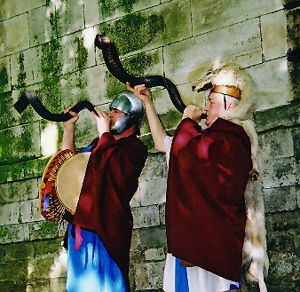 Two Roman-costumed trumpet players, the original illustration accompanying the Roman horns reference.